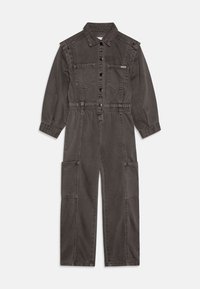 Tumehall denim kombinesoon, millel on kraega kaelus, elastne vöökoht, kaks rinna-taskut ja kaks küljetaskut. Omab nööpidega sulgemist ja pikki varrukaid.