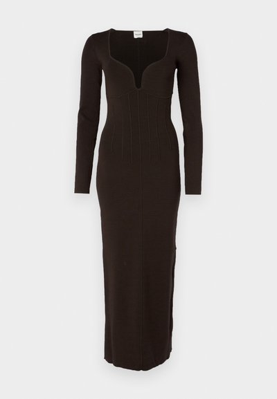 Abito lavorato a maglia a maniche lunghe, con scollo a V profondo, di colore marrone scuro. Presenta una forma aderente con dettagli di cucitura verticale e un design lungo fino al pavimento.