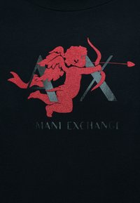 Κόκκινος κύπριος με φτερά που στοχεύει με τόξο και βέλος το γκρι λογότυπο "A|X" σε μαύρο φόντο, με αχνό κείμενο "Armani Exchange" κάτω από αυτό.