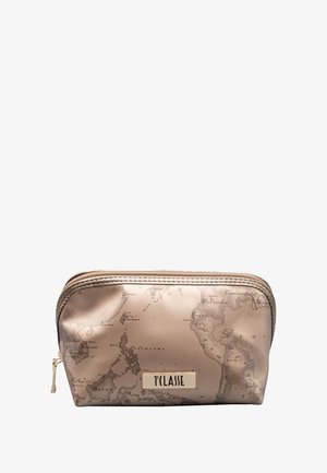 Bustina cosmetica con cerniera in bronzo metallico con stampa della mappa del mondo. Presenta un dettaglio logo in tono oro sul davanti. Texture liscia e lucida.