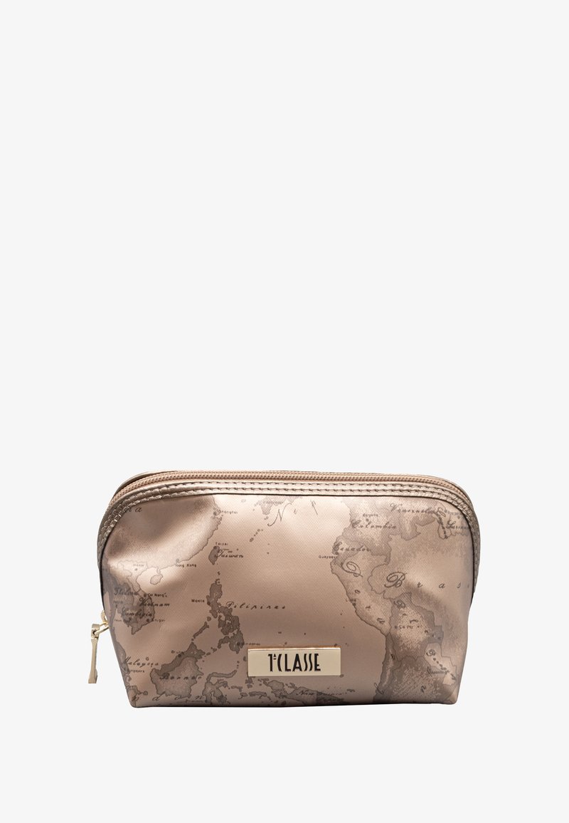Bustina cosmetica con cerniera in bronzo metallico con stampa della mappa del mondo. Presenta un dettaglio logo in tono oro sul davanti. Texture liscia e lucida.