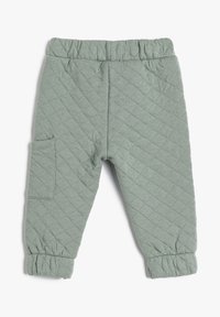 Pantalony zapinane na guziki w kolorze zielonym, wykonane z miękkiego materiału, z elastycznym pasem, ściągaczami i boczną kieszenią. Gładka struktura z wzorem w diamenty.