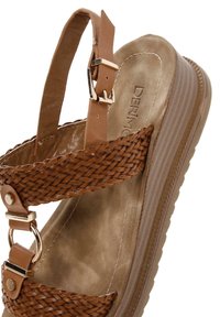 Derimod Sandalen met plateauzool - light brown