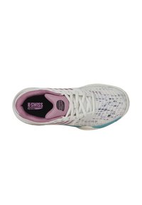K-Swiss teniszcipő, fehér hálós felsőrésszel, lila részletekkel és texturált talppal. Párnázott talppal és fűzős dizájnnal rendelkezik.