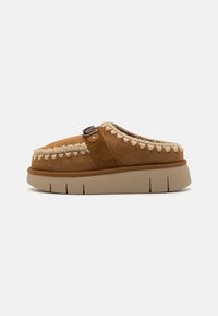 BOUNCE CLOG METAL LOGO - Platt slip-in - cognac