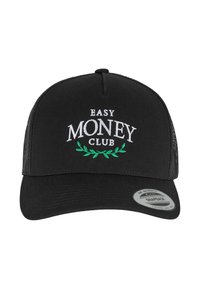 Melnā kravas cepure ar izliekto malu. Iekļauj baltu izšūtu tekstu ar uzrakstu "EASY MONEY CLUB" un zaļiem lapu akcentiem. Aizmugurē ir sieta audums.