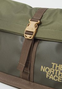 The North Face BASE CAMP SHOULDER BAG UNISEX - Sac bandoulière - new taupe green/smokey brown/utility brown