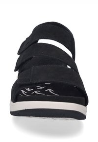 Czarne zamszowe sandały z trzema regulowanymi paskami i białą podeszwą. Zawierają teksturowaną czarną wkładkę wewnętrzną z geometrycznym wzorem.