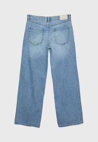 Hellblaue, weite Jeans aus Denim mit hoher Taille, zwei Gesäßtaschen und einem sauberen Saum. Keine sichtbaren Abnutzungen oder Verzierungen.