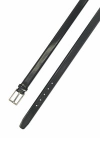 Czarny skórzany pasek z polerowaną, srebrną, prostokątną klamrą, posiadający kilka otworów na całej długości oraz zwężający się koniec.