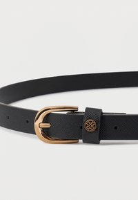 Ceinture noire en matériau texturé, avec une boucle en métal doré et un accent décoratif près de la boucle, présentant un design circulaire.