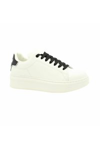Sneaker bianca con tomaia in pelle liscia, lacci neri e un contrastante accento nero sul tallone. Presenta una suola in gomma spessa e testurizzata.