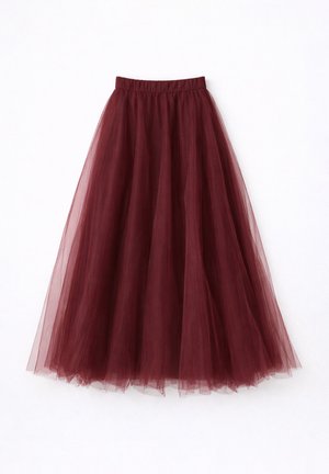 Jupe midi en tulle bordeaux profond avec taille élastique, tissu transparent superposé créant une silhouette volumineuse et fluide sur fond blanc.