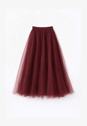 Diep bordeauxrode midirok van tule met elastische tailleband, gelaagde doorschijnende stof die een volumineuze, vloeiende silhouet creëert op een witte achtergrond.