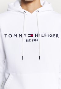 Tommy Hilfiger LOGO HOODY - Jersey con capucha - white