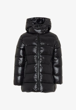 Czarna kurtka puchowa z kapturem, o błyszczącej powierzchni, poziomym pikowanym wzorze, zamku błyskawicznym z przodu i dodatkowymi guzikami na zatrzask.
