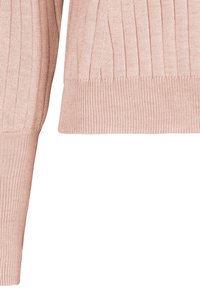 Pull en maille côtelée rose clair avec un large col et des manches retroussées, finition texturée et couleur unie.