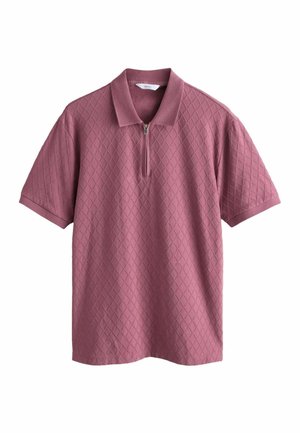 Herren-Poloshirt in staubigem Rosaton mit kurzen Ärmeln, diamantförmiger Steppstruktur und kurzem Frontreißverschluss unter dem gerippten Kragen.