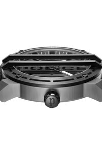 Svart metallurgisk klocka med texturerad yta, stora silverfärgade visare och en framträdande krona med en logo. Platt kristall över urtavlan.