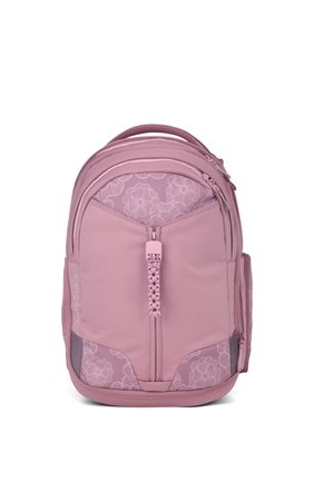 Rucksack mit rosa Blumenmuster, mehreren Reißverschlussfächern und einem geflochtenen Reißverschlussanhänger an der Vorderseite.