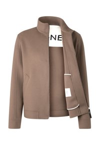 Bruine jas met ritssluiting aan de voorkant, een hoge kraag, een gladde textuur en zijzakken. Voorzien van een wit binnenlabel en contrasterende zoomaccenten.