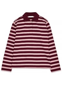 Maglietta da rugby a maniche lunghe con strisce orizzontali bordeaux e rosa e colletto bordeaux, distesa su uno sfondo bianco.