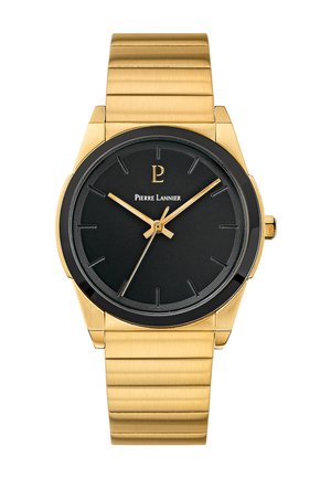 Montre en métal doré avec un bracelet, cadran noir, index et aiguilles dorés. Elle présente un boîtier rond avec une lunette noire et un logo.