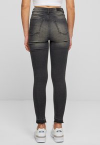 Urban Classics Vaqueros pitillo - black