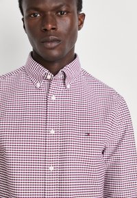 Tommy Hilfiger HERITAGE OXFORD GINGHAM - Ing - plum/optic white