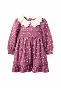 Langes lila Kleid mit weißen Blumenmuster, gerafftem Oberteil, geflammtem Saum und großem weißen Häkelkragen.