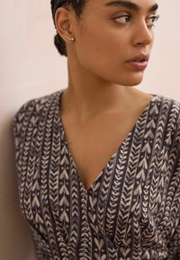 Next TALL FIT - V-NECK MIDI  - Robe pull - wine and cream heart print