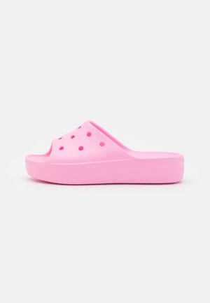 Crocs CLASSIC PLATFORM SLIDE - Mules - flamingo