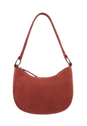 Rote Wildleder-Schultertasche mit Reißverschluss und weicher, geschwungener Form, mit Metallringen zur Befestigung des Gurts.