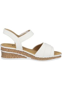Witte wedge sandalen met een gestructureerde bruine kurken zool, verstelbare enkelband en een kruislingse ontwerp op de bovenkant voor comfort en ondersteuning.