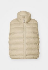 Chaleco acolchado beige con cuello alto, cremallera frontal y patrón de acolchado horizontal. Tejido suave y ligero con un detalle mínimo.