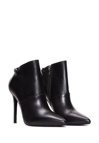 Botines negros de cuero con punta afilada, tacón alto tipo stiletto y cierre de cremallera lateral. Textura suave y diseño elegante.