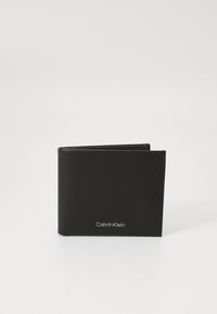 Sort pung lavet af tekstureret læder. Har et bifold design, præget "Calvin Klein" logo på fronten og rene kanter.