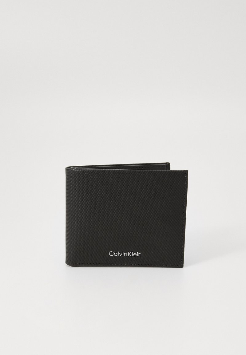 Sort pung lavet af tekstureret læder. Har et bifold design, præget "Calvin Klein" logo på fronten og rene kanter.