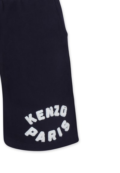 Shorts bleu marine en coton avec le texte brodé blanc "KENZO PARIS" en design arrondi sur la jambe gauche.