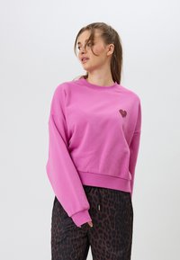 OH APRIL NINA - Collegepaita - candy