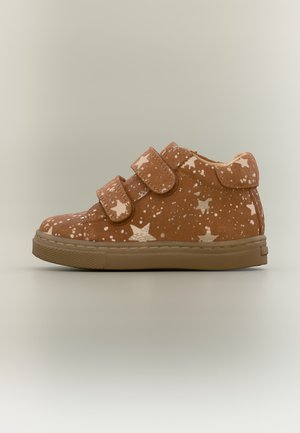Brauner Kleinkinderschuh mit beigem Stern- und Tupfenmuster, zwei Klettverschlüssen und einer strukturierten Gummisohle.