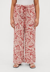 Pantaloni largi cu un model floral roșu și alb, având un elastic la talie cu șnur și un material moale, ușor.