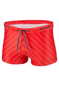 Short de bain rouge en matériau lisse, avec des rayures diagonales, une taille élastique avec un cordon gris et un branding minimal.