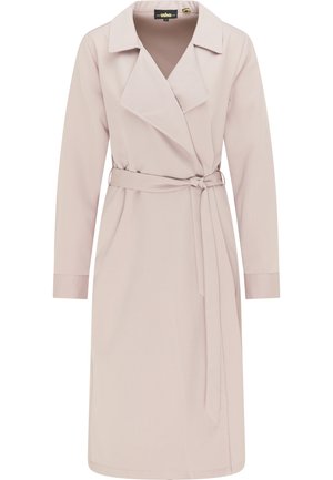 Lys pink indpakningskjole med sjalkrave, bæltested, lange ærmer og glat tekstur. Har et mellemlangt design og diskret syninger.