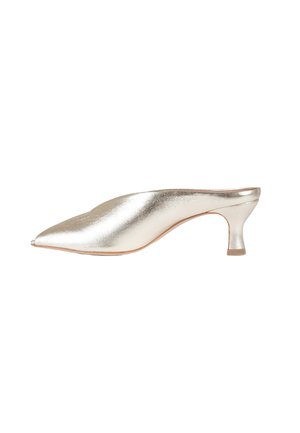 Mule slip-on in oro metallizzato lucido con punta affilata e tacco basso curvo su sfondo bianco.