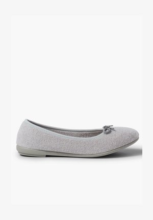 Ballerine grigio chiaro testurizzate con punta arrotondata e una piccola decorazione a fiocco. Materiale superiore morbido e suola piatta in gomma.