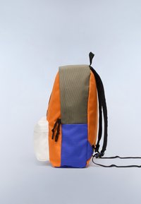 Färgglad ryggsäck med orange, olivgrön, kunglig blå och vita paneler, slitstarkt tyg, snörning och justerbara remmar.