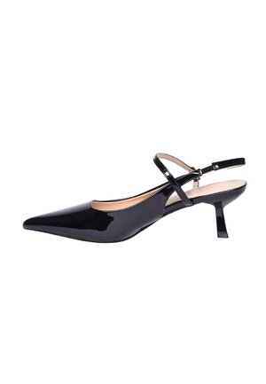 Décolleté slingback in vernice nera con punta a punta, tacco basso a gattino e sottile cinturino alla caviglia.