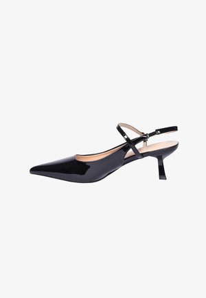 Décolleté slingback in vernice nera con punta a punta, tacco basso a gattino e sottile cinturino alla caviglia.