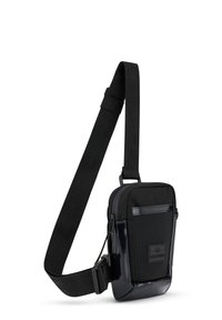 Borsa a tracolla nera con un fronte in tessuto testurizzato, dettagli lucidi e tracolla regolabile. Presenta un compartimento con zip e dettagli del logo.